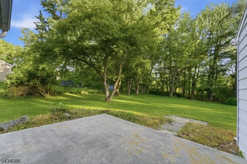 10 Lynnfield Ter Lopatcong, NJ 08865