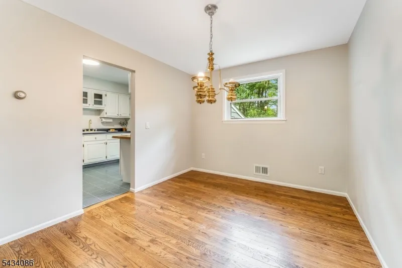 10 Lynnfield Ter Lopatcong, NJ 08865