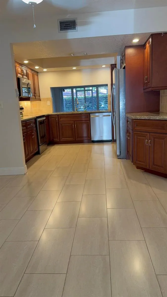 612 UNIVERSITY DRIVE Plantation, FL 33324