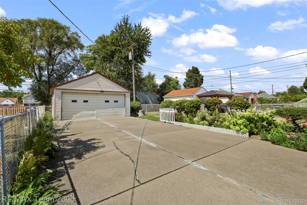 6847 Middlepointe Street Dearborn City, MI 48126