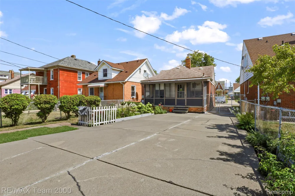 6847 Middlepointe Street Dearborn City, MI 48126