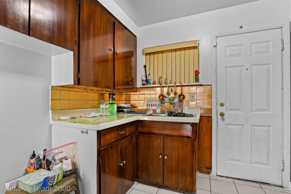 6847 Middlepointe Street Dearborn City, MI 48126