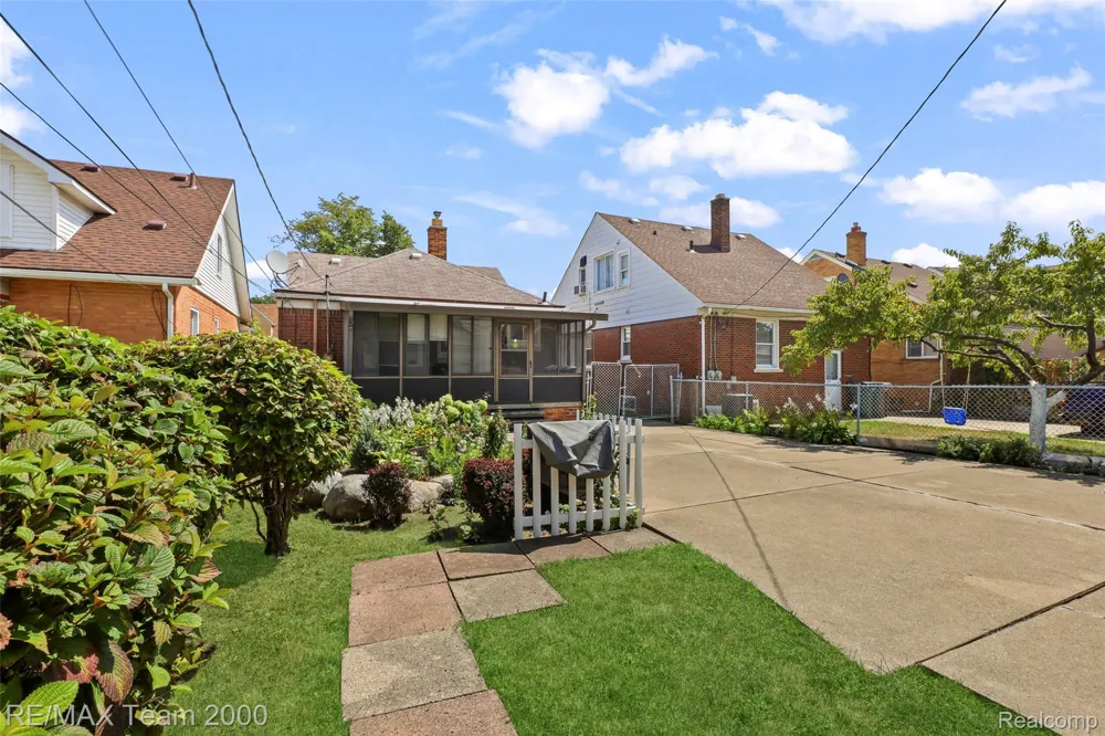 6847 Middlepointe Street Dearborn City, MI 48126