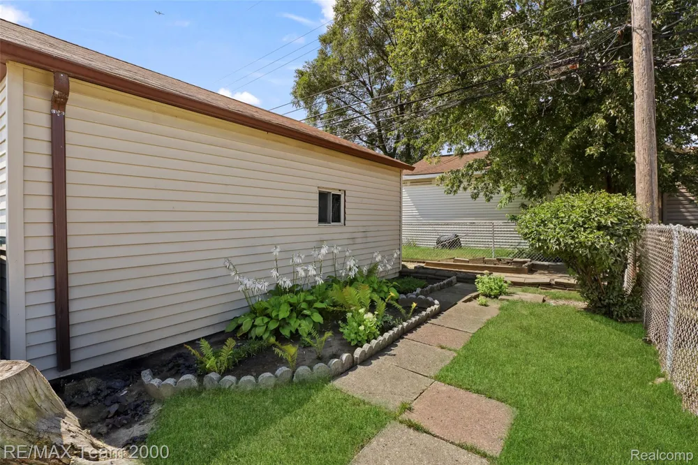 6847 Middlepointe Street Dearborn City, MI 48126