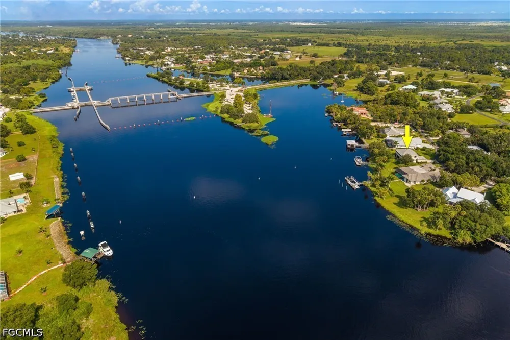 Oakview Circle Alva, FL 33920