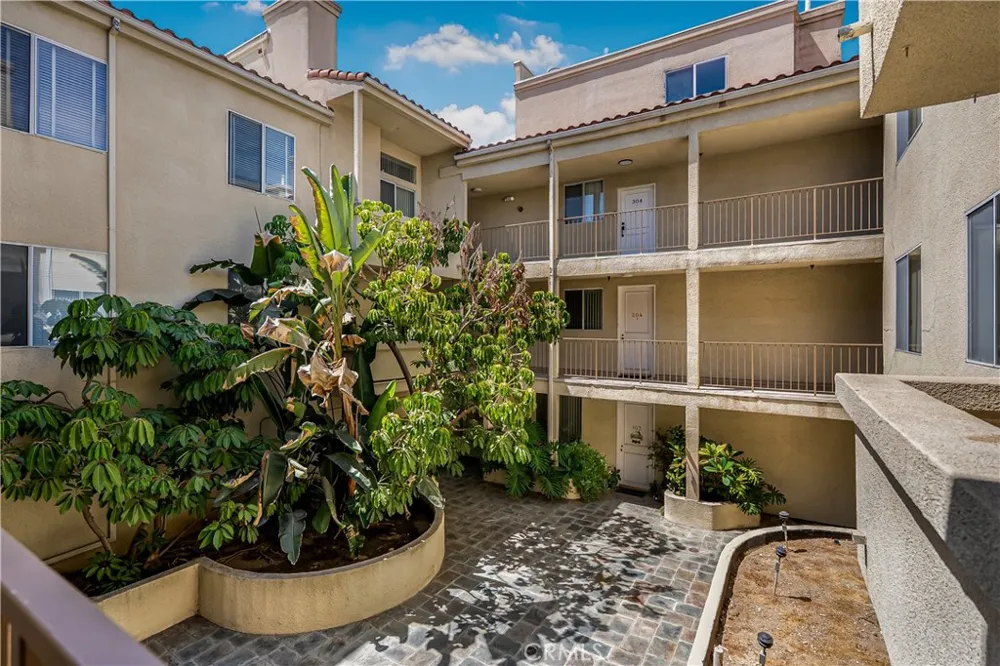16940 Chatsworth Street #211 Granada Hills, CA 91344