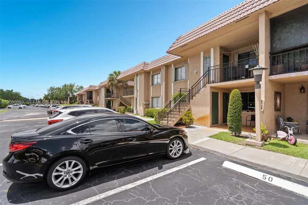 197 Lakeview Dr #102 Weston, FL 33326