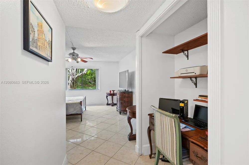197 Lakeview Dr #102 Weston, FL 33326