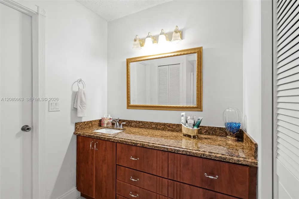 197 Lakeview Dr #102 Weston, FL 33326