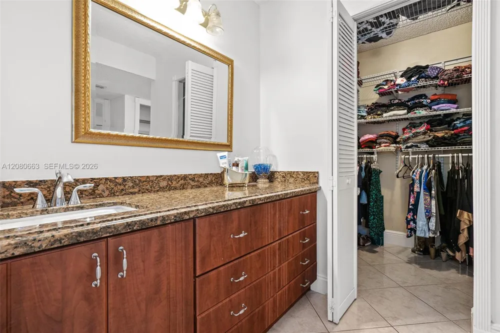 197 Lakeview Dr #102 Weston, FL 33326