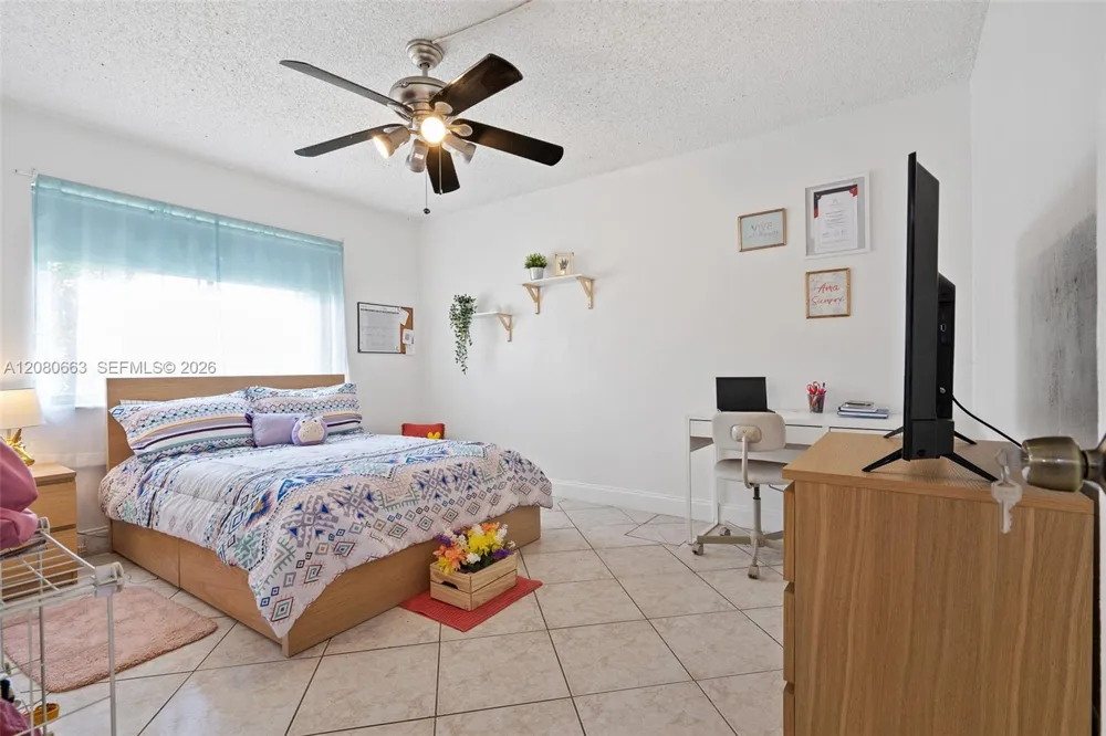 197 Lakeview Dr #102 Weston, FL 33326