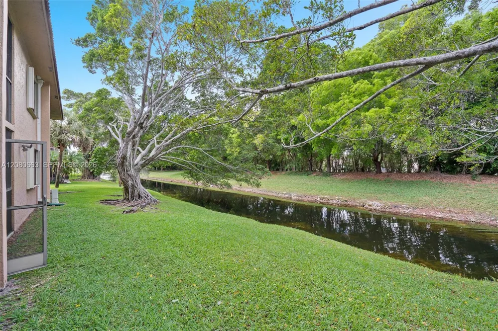 197 Lakeview Dr #102 Weston, FL 33326