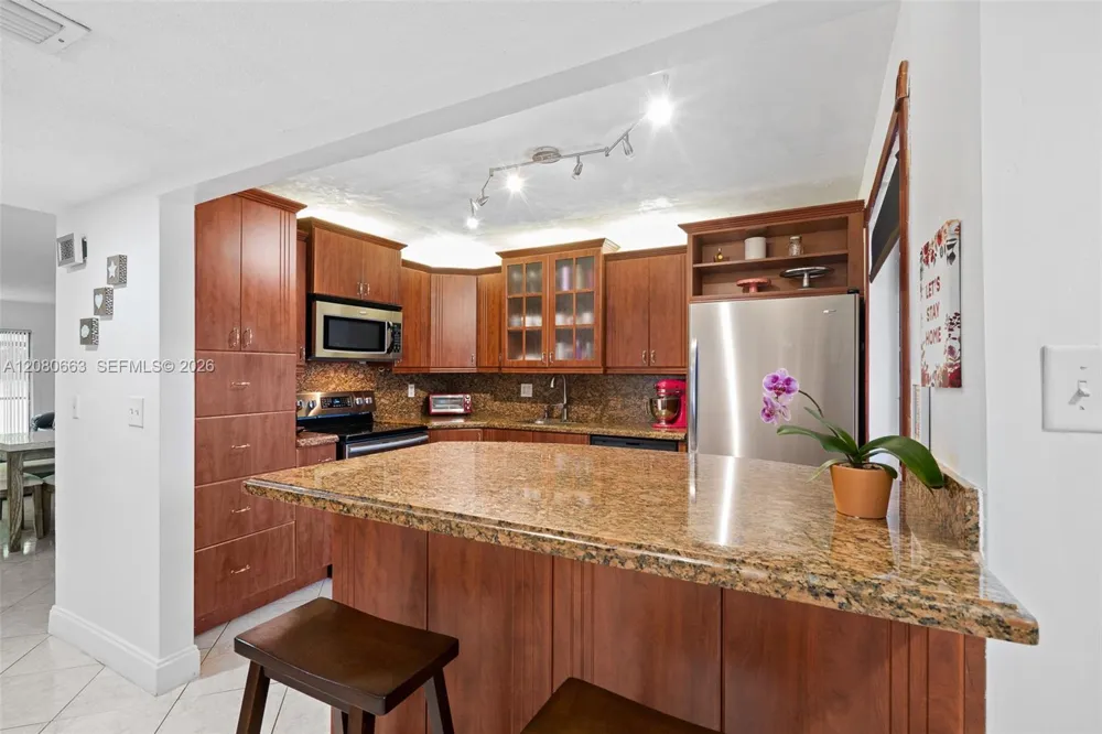 197 Lakeview Dr #102 Weston, FL 33326