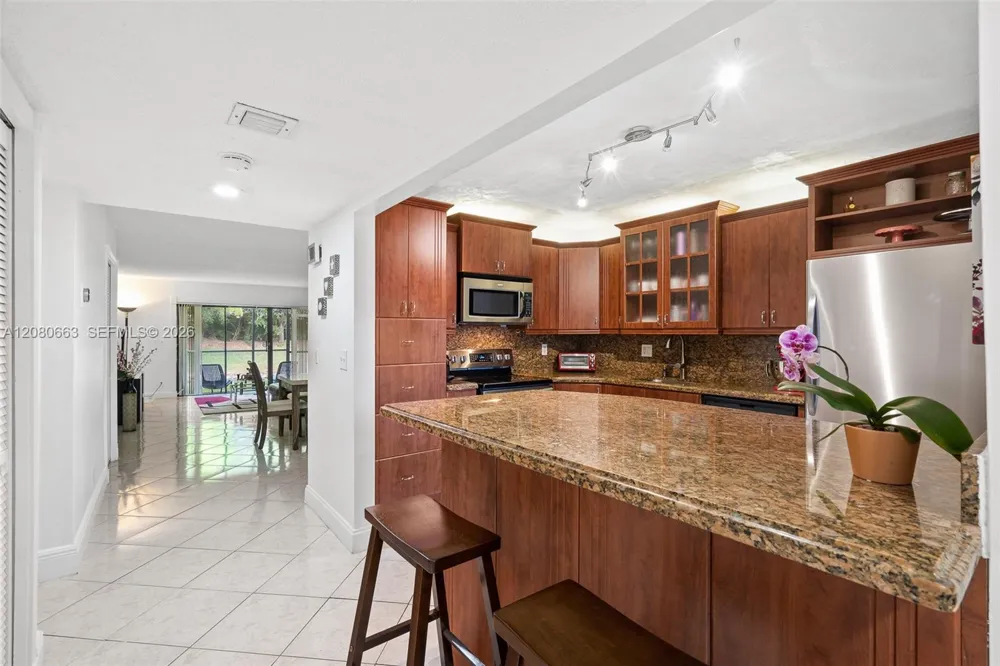 197 Lakeview Dr #102 Weston, FL 33326