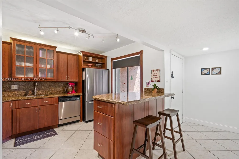 197 Lakeview Dr #102 Weston, FL 33326