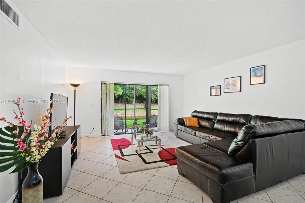 197 Lakeview Dr #102 Weston, FL 33326