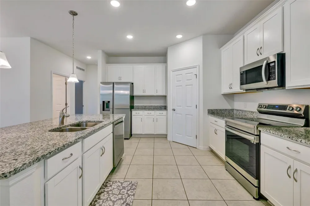 2599 AVALON PARK BOULEVARD Tavares, FL 32778