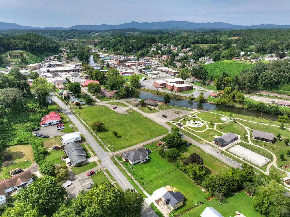 265 E Tennessee Avenue McCaysville, GA 30555