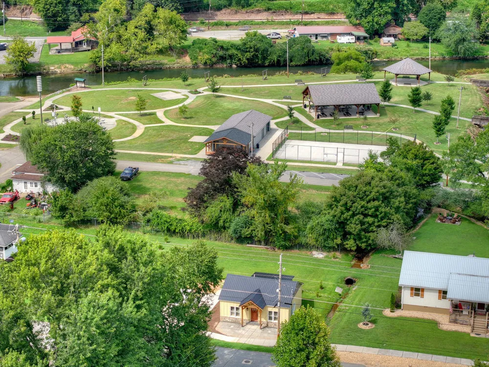 265 E Tennessee Avenue McCaysville, GA 30555