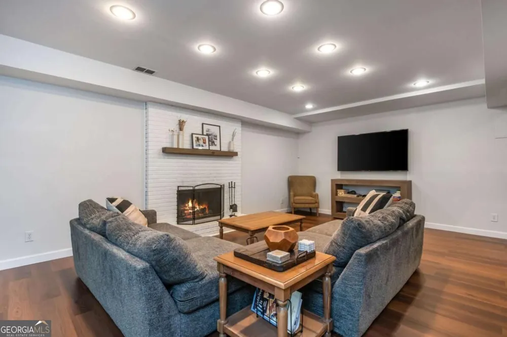1250 Northcliff TRCE Roswell, GA 30076