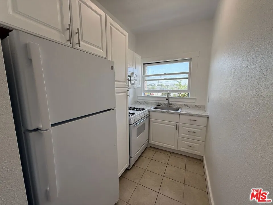 4125 S Figueroa Street #302 Los Angeles, CA 90037
