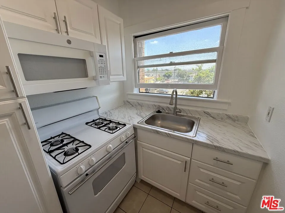 4125 S Figueroa Street #302 Los Angeles, CA 90037