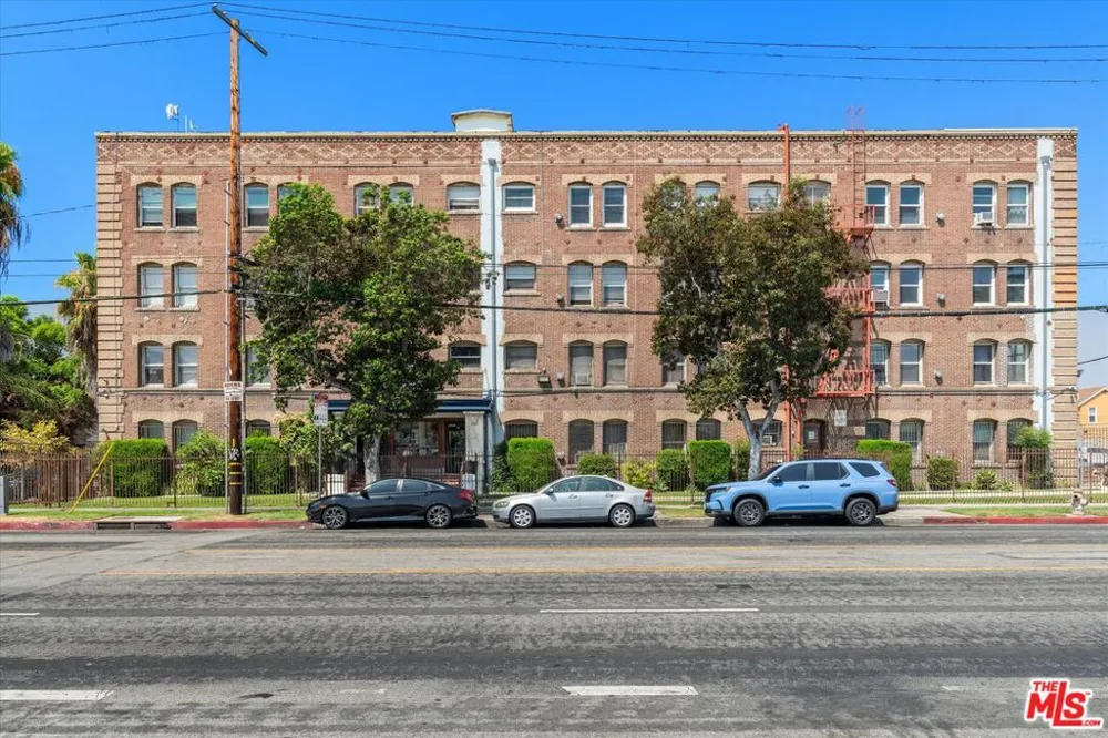4125 S Figueroa Street #302 Los Angeles, CA 90037