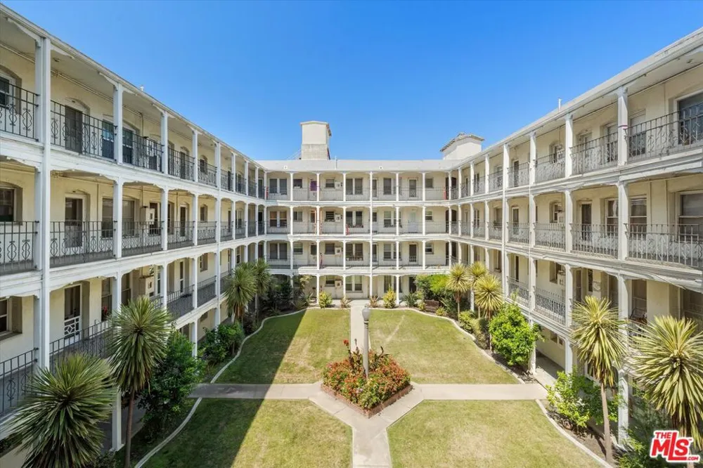4125 S Figueroa Street #302 Los Angeles, CA 90037