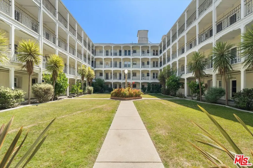 4125 S Figueroa Street #302 Los Angeles, CA 90037