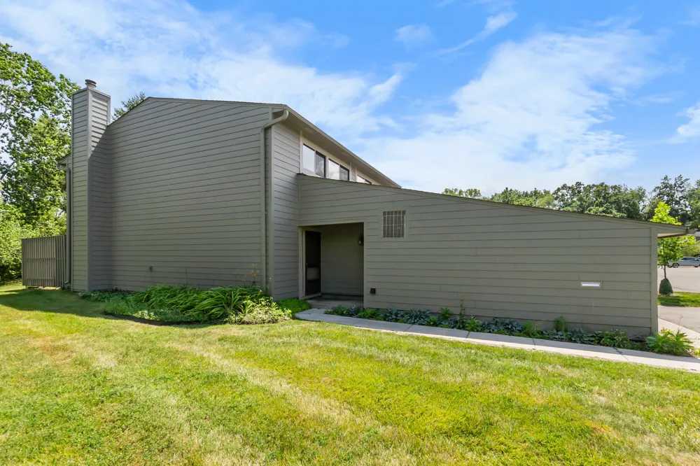 690 Peninsula Court Ann Arbor, MI 48105