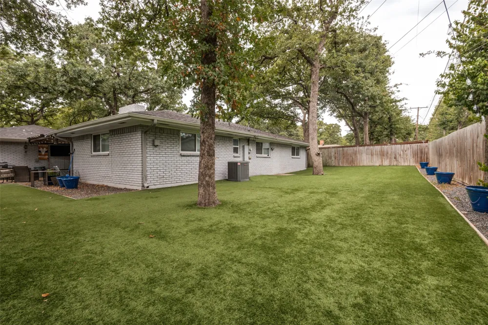 824 Wheelwood Drive Hurst, TX 76053