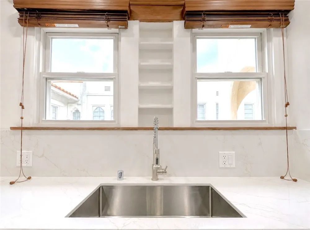 6622 W 6th Los Angeles, CA 90048