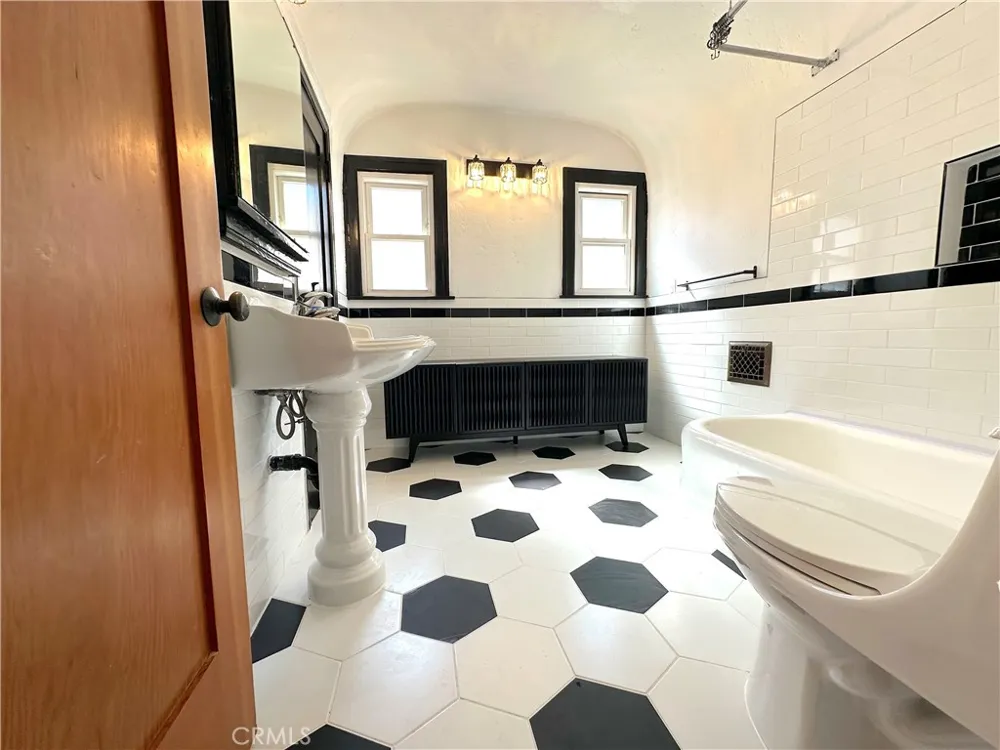 6622 W 6th Los Angeles, CA 90048