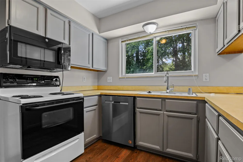 8167 Sandpiper Street Canton Charter Township, MI 48187