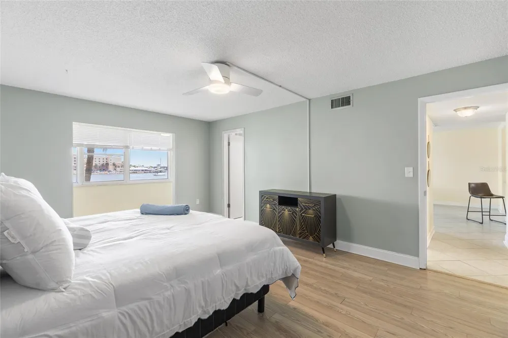 4775 COVE CIRCLE #202 St Petersburg, FL 33708