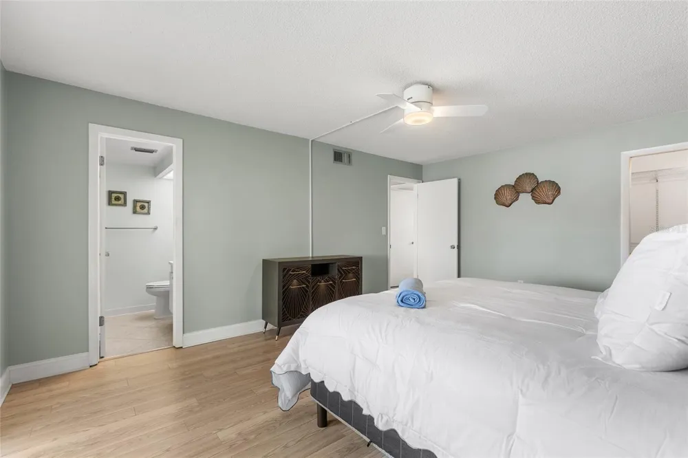 4775 COVE CIRCLE #202 St Petersburg, FL 33708