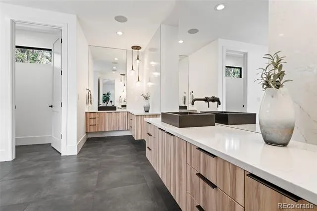 959 S Vine Street Denver, CO 80209