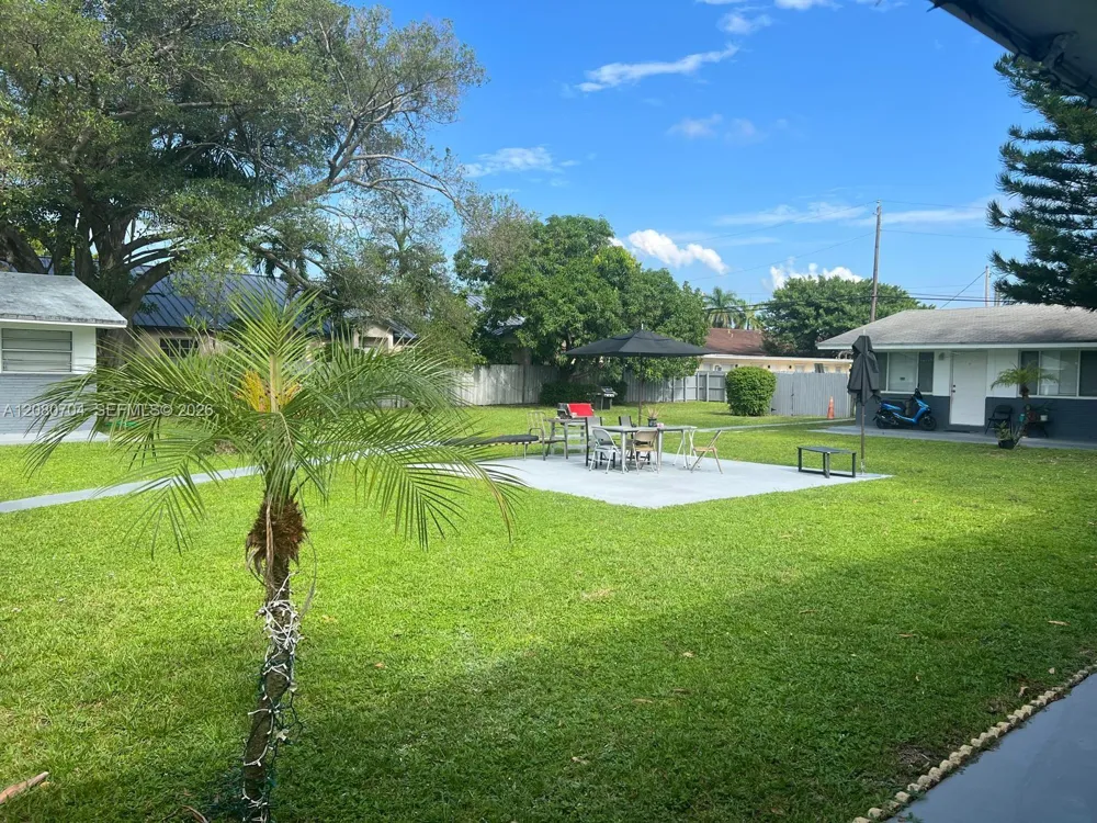 319 NE 2nd St #4 Hallandale Beach, FL 33009