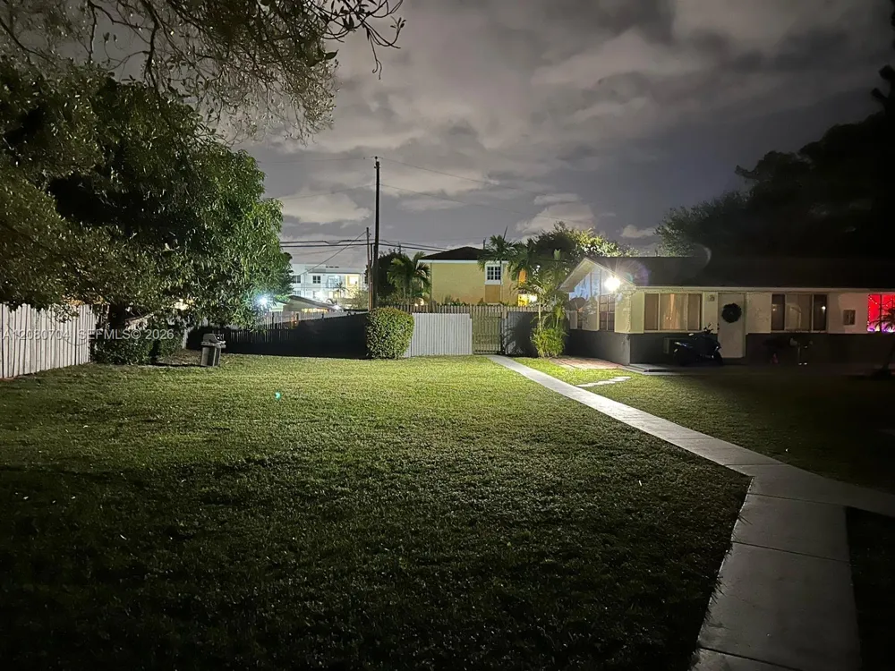 319 NE 2nd St #4 Hallandale Beach, FL 33009
