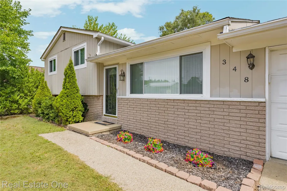 348 Decca Drive White Lake Charter Township, MI 48386