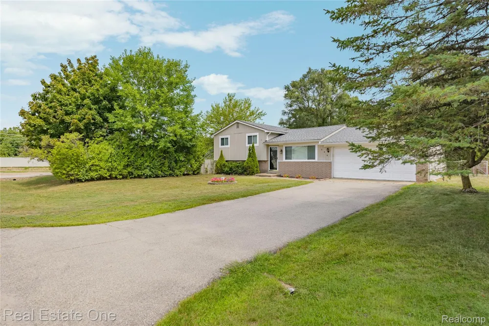 348 Decca Drive White Lake Charter Township, MI 48386