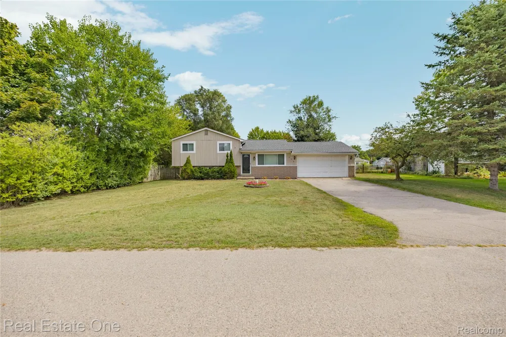 348 Decca Drive White Lake Charter Township, MI 48386