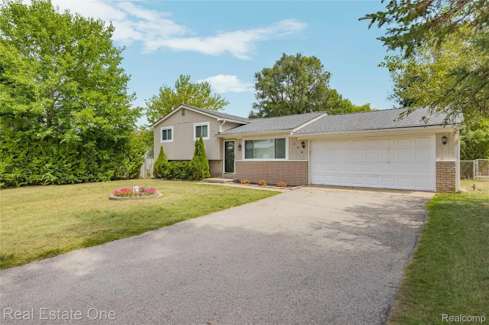 348 Decca Drive White Lake Charter Township, MI 48386