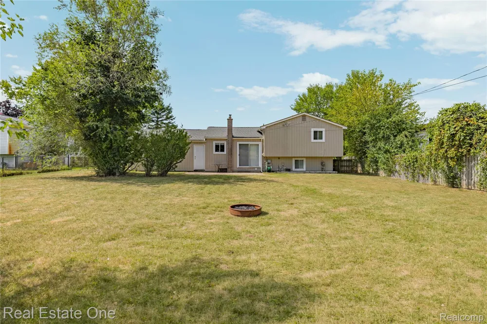 348 Decca Drive White Lake Charter Township, MI 48386