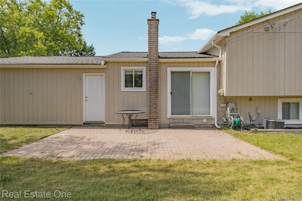 348 Decca Drive White Lake Charter Township, MI 48386