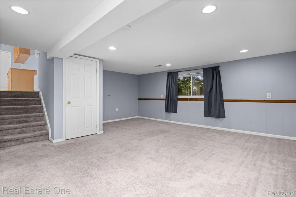 348 Decca Drive White Lake Charter Township, MI 48386