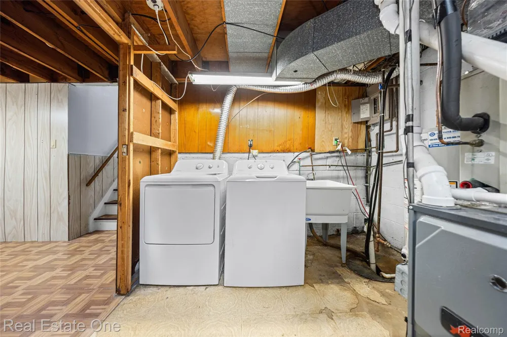 348 Decca Drive White Lake Charter Township, MI 48386
