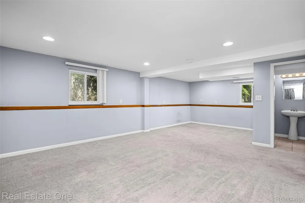 348 Decca Drive White Lake Charter Township, MI 48386