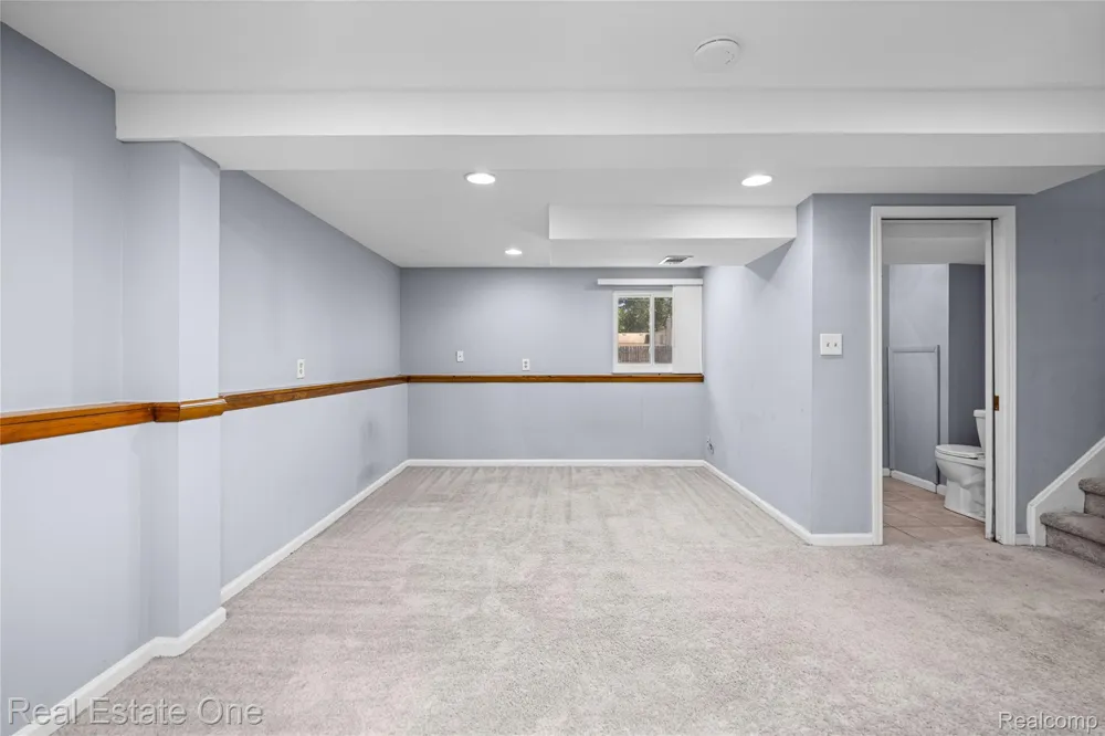 348 Decca Drive White Lake Charter Township, MI 48386