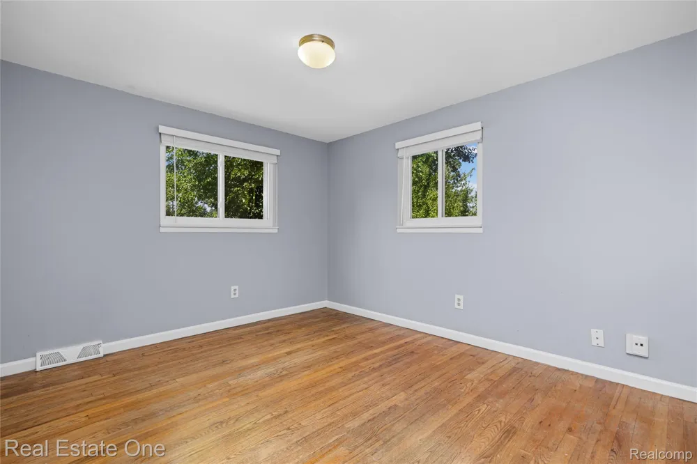 348 Decca Drive White Lake Charter Township, MI 48386